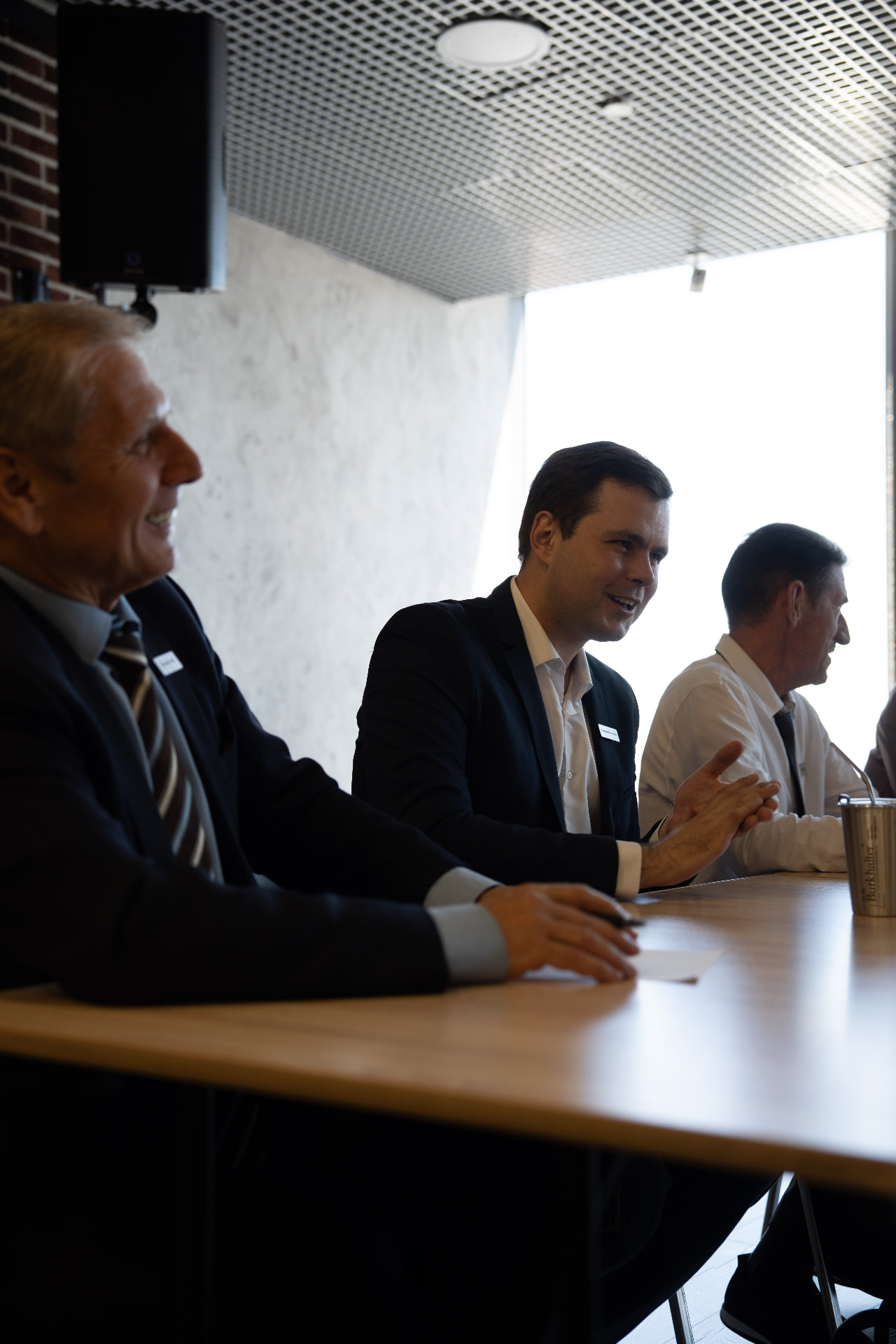 Beraterinnen und Berater von Dr. Ed. Burkhalter im Gespräch am Sitzungstisch