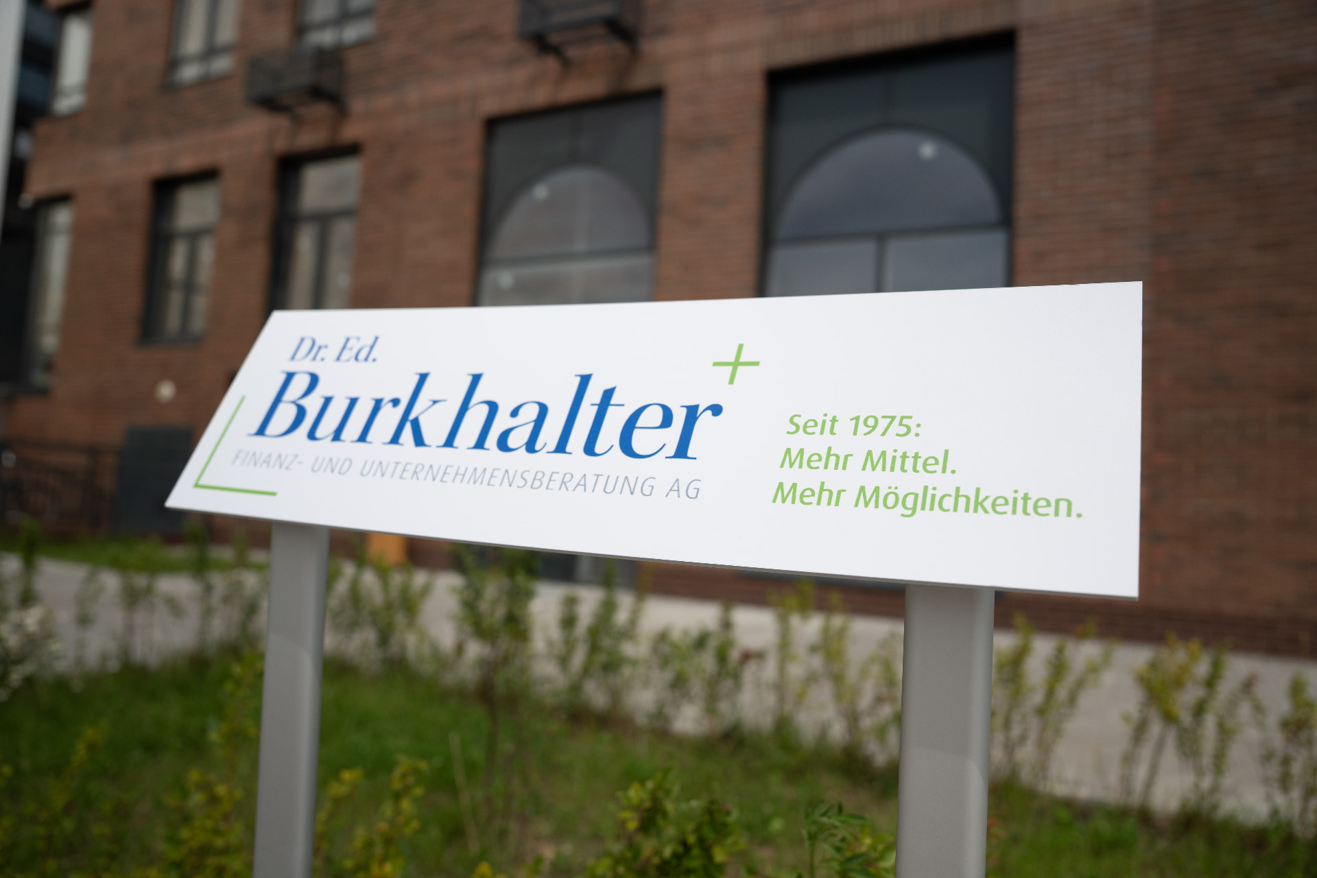 Firmenschild der Dr. Ed. Burkhalter, Finanz- und Unternehmensberatung AG vor dem Bürogebäude
